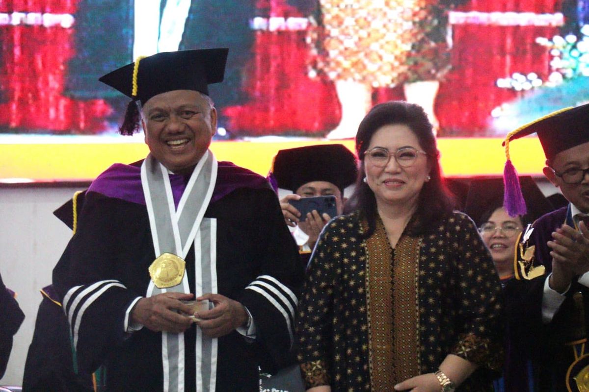 Gubernur Olly menerima gelar Doktor Honoris Causa dari Unsrat karena memiliki berbagai prestasi dan inovasi, seperti membuka konektivitas Manado-China.