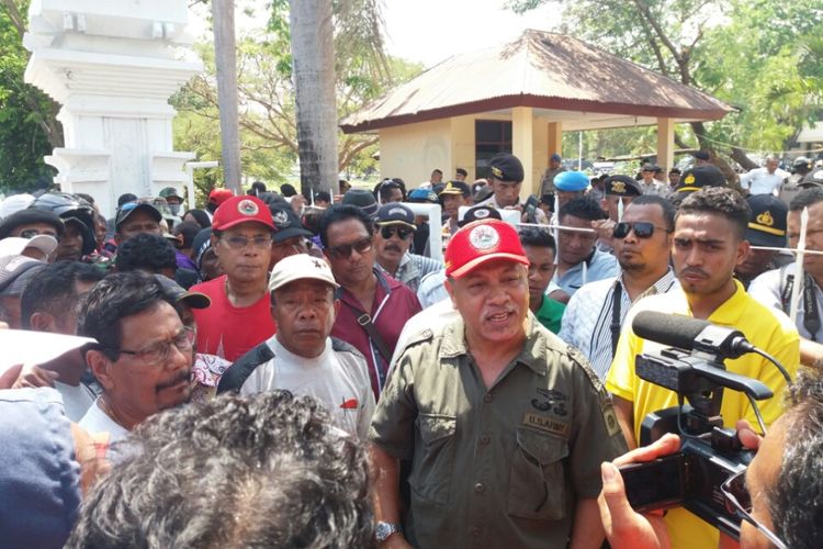 Mantan Wakil Panglima Milisi (Pejuang) Pro -Indonesia di Timor Timur (Timtim) Eurico Guterres (Topi Merah) saat bersama ribuan eks pejuang Timor Timur (Timtim) menggelar aksi unjuk rasa di depan Kantor Gubernur Nusa Tenggara Timur (NTT), Senin (25/9/2017)