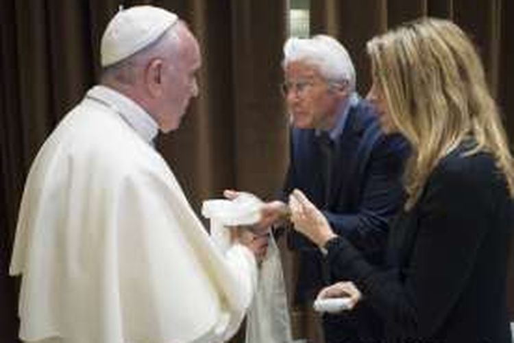 Paus Fransiskus (kiri) berbincang dengan aktor Richard Gere dan kekasihnya, Alejandra Silva, dalam pertemuan dengan Scholas Occurrentes, sebuah organisasi pendidikan bentukan Paus Fransiskus, di Vatican, Minggu (29/5/2016).