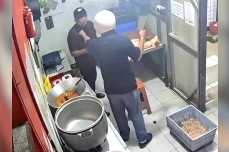 Diduga Hindari Kejaran, Dua Pria Terobos Outlet Ayam Geprek, Atap dan Plafon Jebol