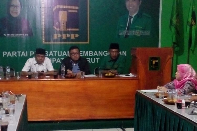 Mantan Bupati Garut Agus Hamdani (baju putih) dan Pradana Aditya Wicaksana (berkacamata) saat pertemuan dengan jajaran pengurus PPP di kantor DPC PPP Garut, Rabu (3/1/2018).