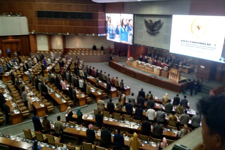 DPR RI menggelar rapat paripurna pertama masa persidangan I Tahun 2019-2020 di Kompleks Parlemen, Senayan, Jakarta, Selasa (22/10/2019). 