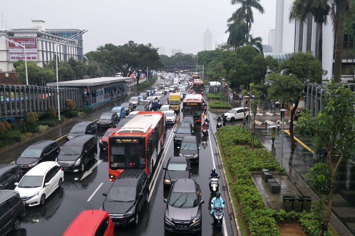 Arus lalu lintas Jalan MH Thamrin alami kemacetan, Selasa (17/12/2019).
