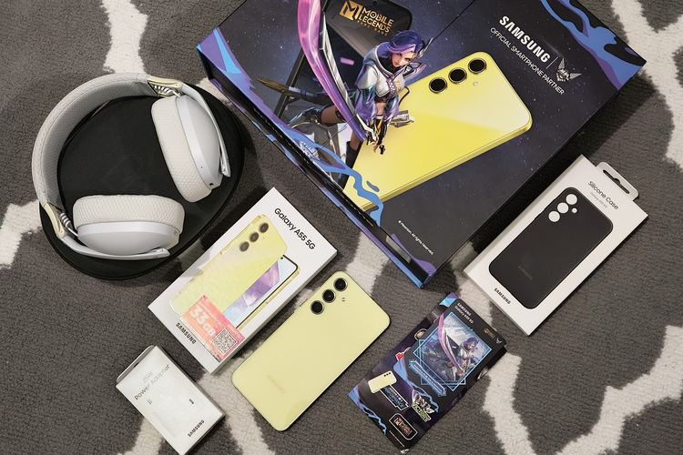 Paket penjualan Samsung Galaxy A55 Gaming Package. Seperti namanya, pengguna akan mendapatkan sejumlah bonus dan aksesori gaming, selain unit Galaxy A55 dalam satu paket penjualan.

Dalam kotak penjualan besar yang berbanderol Rp 6,3 juta ini, pengguna akan mendapatkan Galaxy A55 varian 8/256 GB, case silikon warna hitam, gaming headphone, adapter charger 25 watt, hingga stiker dan skin untuk game Mobile Legends. 