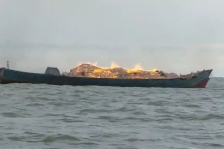 Kapal pengangkut arang bakau dan tepung sagu yang terbakar di Perairan Malay, Kabupaten Kepulauan Meranti, Riau, Rabu (16/2/2022).