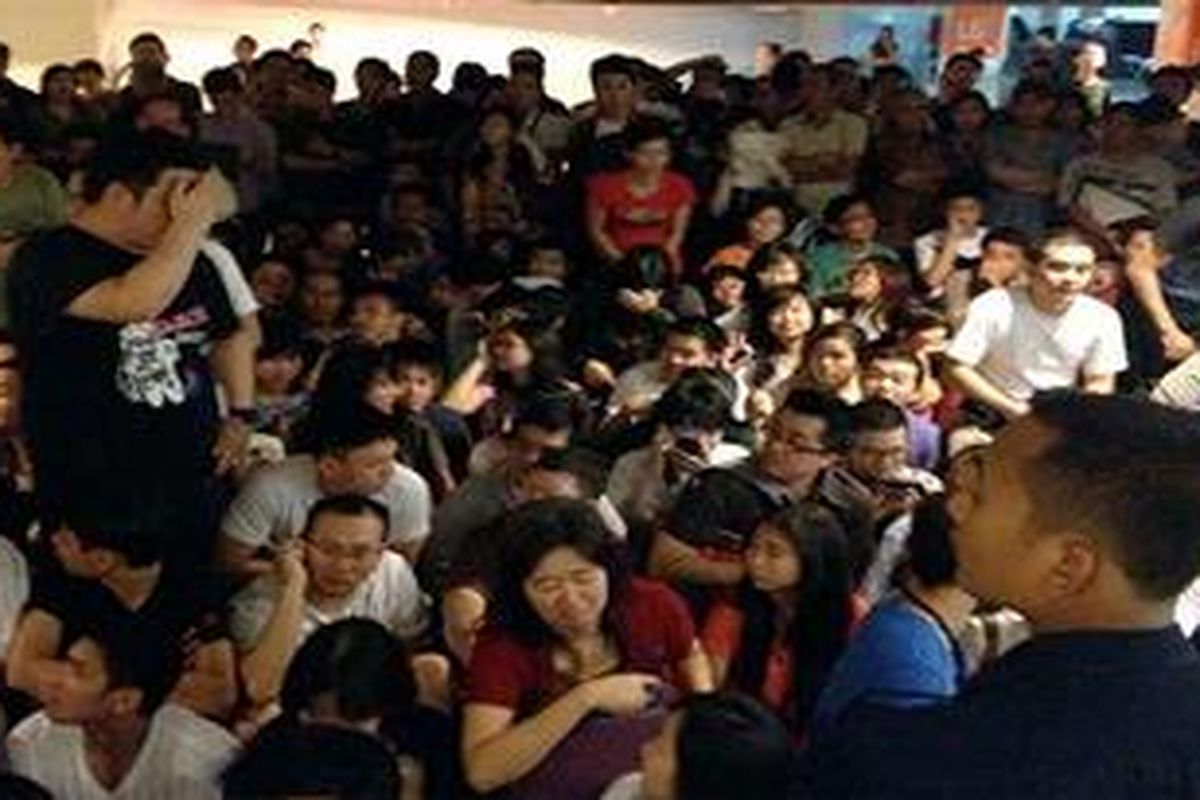 Suasana antrean calon pembeli iPhone 5 versi XL di parkir basement mal Central Park, Jakarta.