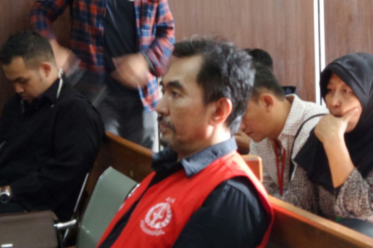 Gatot Brajamusti saat menjalani sidang tuntutan untuk kasus kepemilikan senjata api ilegal dan satwa liar di Pengadilan Negeri Jakarta Selatan, Rabu (14/3/2018).