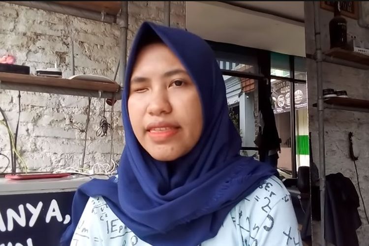 Aprilia Nur Azizah (20) meminta bantuan kepada pengguna Twitter untuk mencarikan pekerjaan untuknya.