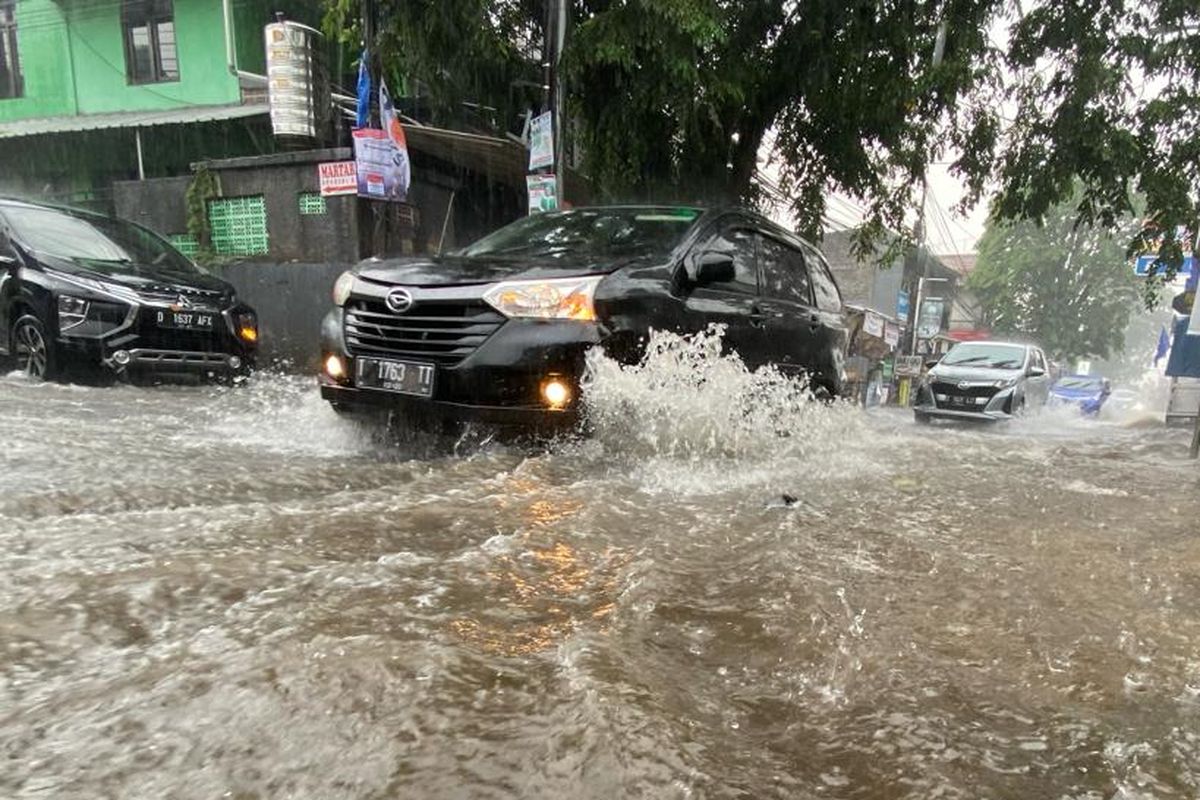 Kendaraan memaksa melintas genangan banjir di Jalan Daeng Muhammad Ardiwinata, Kota Cimahi, Jawa Barat, Rabu (27/12/2023).
