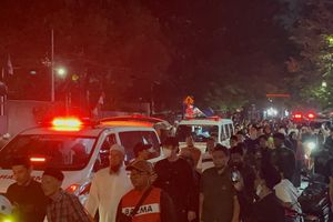 Puluhan Ambulans Iringi Pemakaman Relawan Gempa NTT Ahmad Zaki ke TPU Sukabumi Selatan