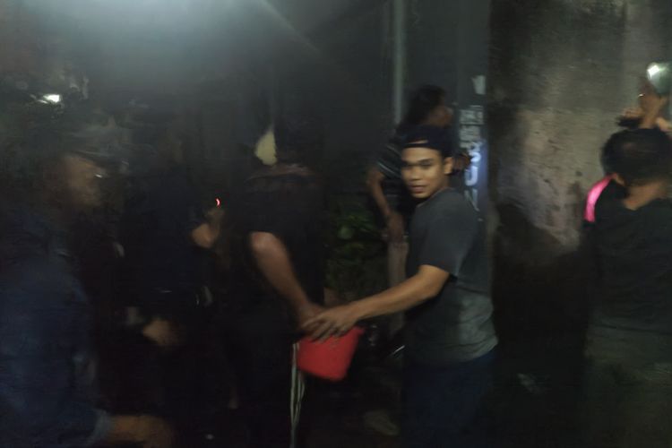 Warga Batu Ceper VII, Kebon Kelapa, Gambir, Jakarta Pusat, saling berjibaku mengoper ember untuk memadamkan api, Sabtu (6/4/2024).