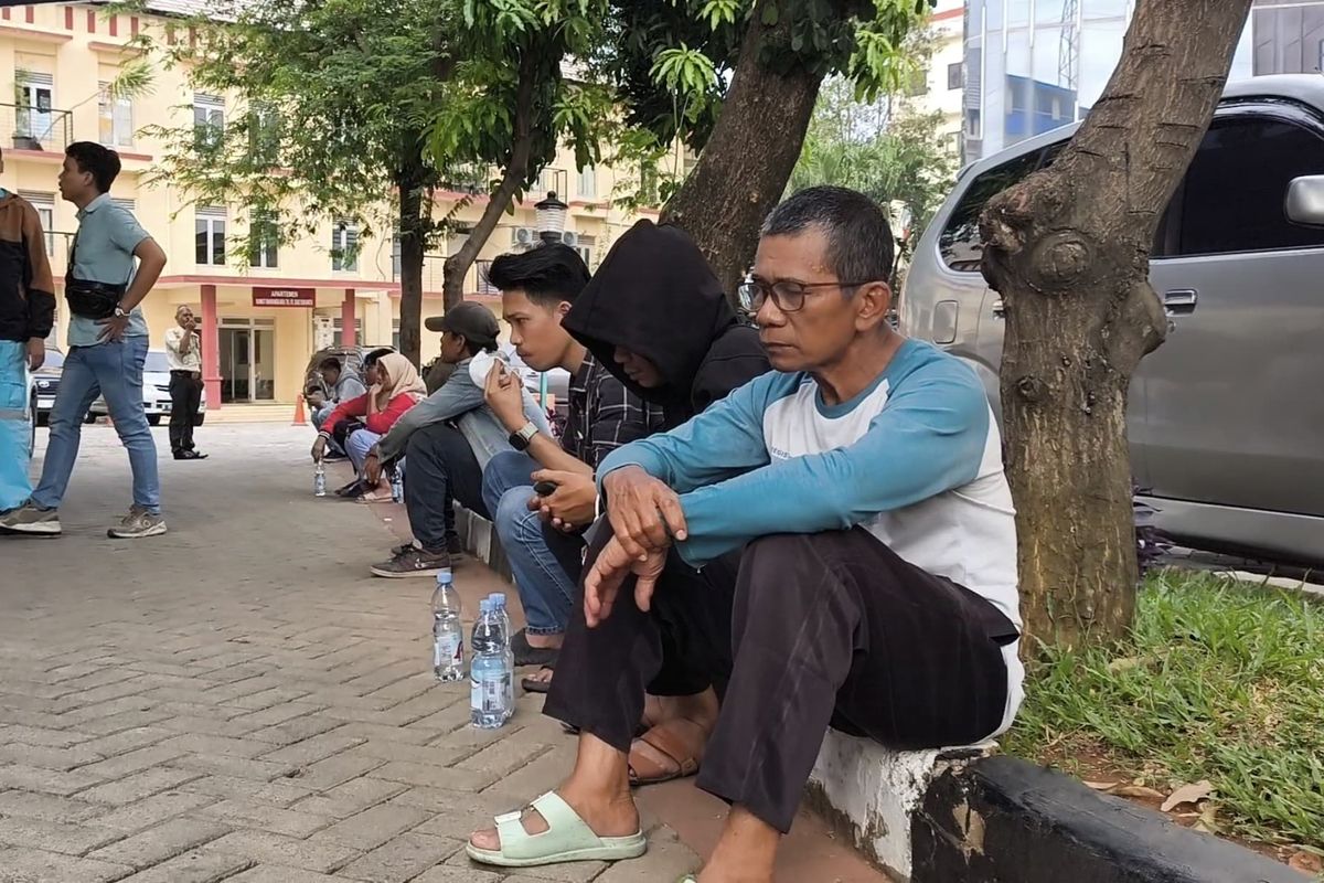 Keluarga Korban Kebakaran Pabrik di Bekasi Berdatangan ke RS Polri