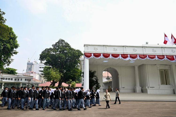 Anak sekolah asal SMKN 19 Jakarta mendatangi Istana, Jakarta, Selasa (7/4/2026). 