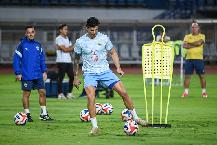 Penyerang Persib Bandung asal Spanyol Sergio Castel dalam sesi latihan tim malam hari di bulan Ramadhan, Kamis (5/3/2026) di Gelora Bandung Lautan Api (GBLA). 