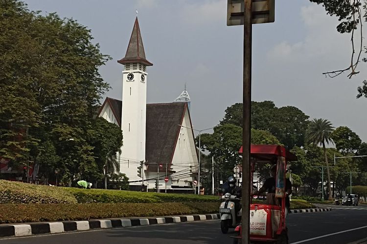Bangunan gereja GPIB Paulus Jakarta di daerah Menteng, Jakarta Pusat, bila dilihat dari Taman Suropati, Sabtu (12/8/2023).
