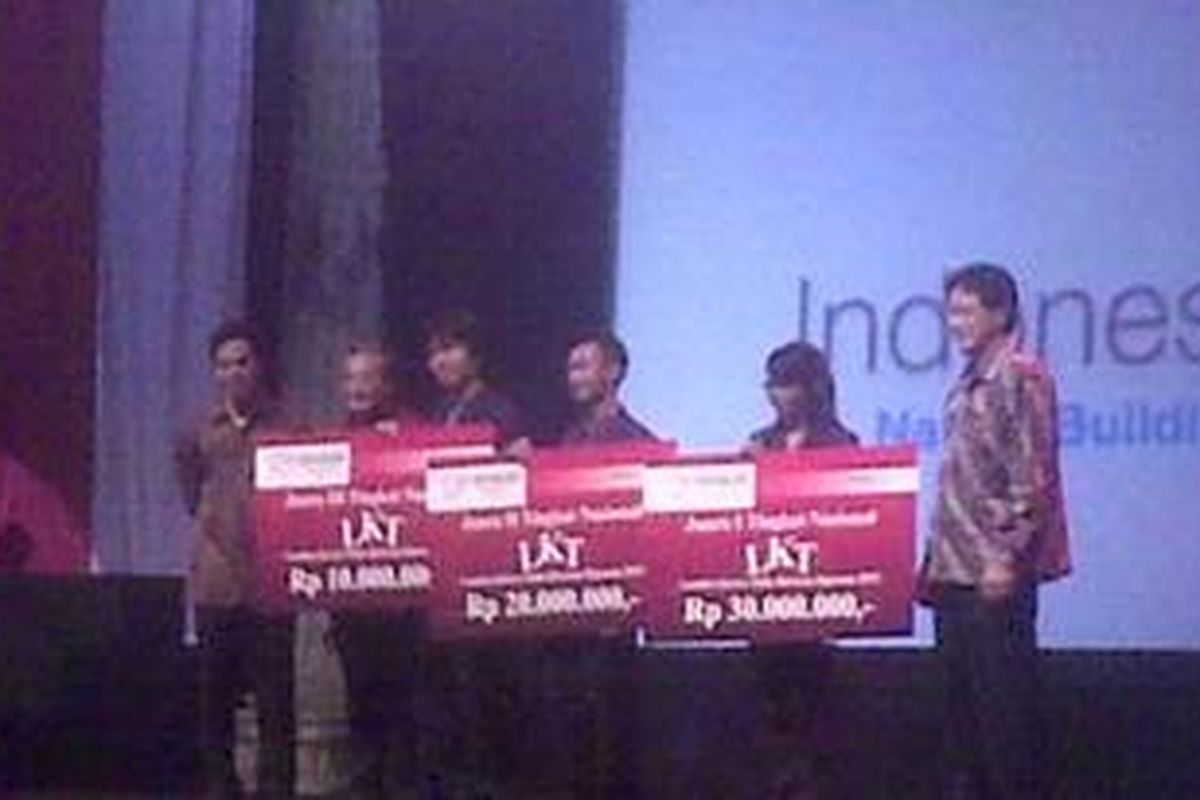 Bin Haryati, Ahmadun, dan Contardo Satria Gondokusumo, pemenang Lomba Karya Tulis Beswan Djarum 2011-2012 menerima hadia atas karyanya, Selasa (29/11/2011) di Semarang, Jawa Tengah.