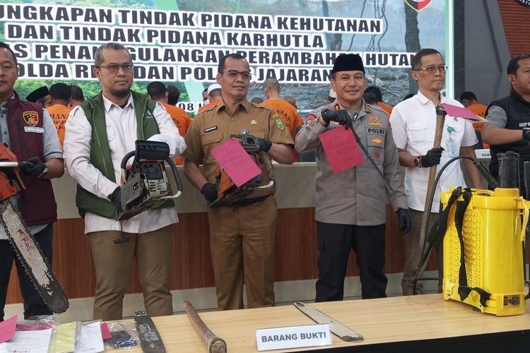 Polda Riau memamerkan barang bukti yang disita dari kasus perambahan hutan dan karhutla, saat konferensi pers di Mapolda Riau di Pekanbaru, Selasa (8/7/2025).