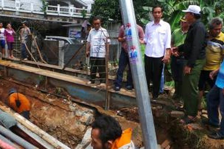 Gubernur DKI Jakarta Joko Widodo, Selasa (14/1/2014), meninjau kondisi ruas Jalan TB Simatupang yang ambles sedalam 50 cm pada Senin sehari sebelumnya.