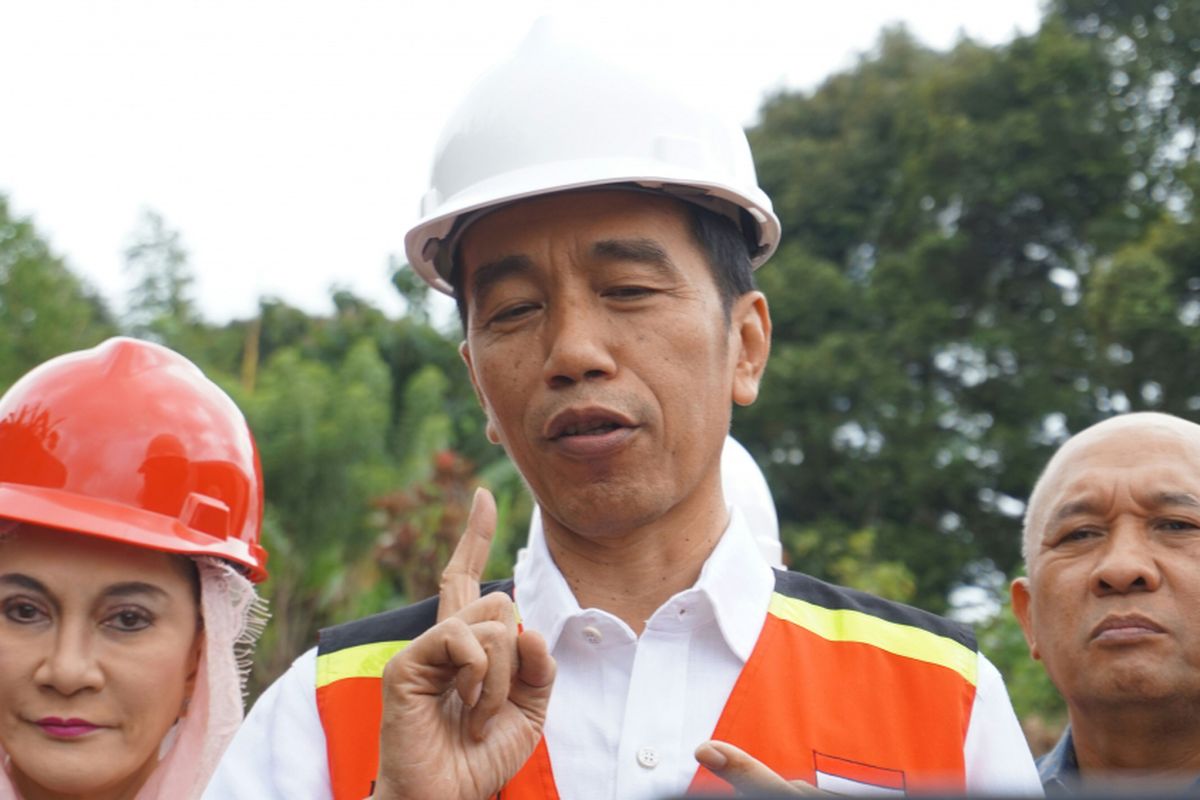 Presiden Joko Widodo saat acara Groundbreaking proyek Pembangunan Jalur Ganda Kereta Api Bogor-Sukabumi di Cicurug, Sukabumi, Jawa Barat, Jumat (15/12/2017).