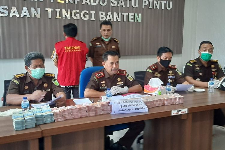 Kajati Banten Asep Nana Mulyana saat memperlihatkan tersangka mantan kepala cabang Bank BJB Tangerang sebelum di bawa ke Rutan Pandeglang, dalam kasus kredit fiktif Rp 8,7 miliar, Selasa (5/1/2021). 