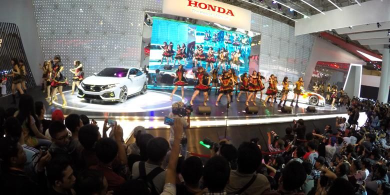 JKT 48 berhasil menghibur pengunjung booth Honda di GIIAS 2016.