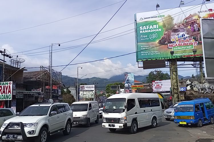 Satuan Lalu Lintas Polres Bogor, Jawa Barat, mencatat ada kenaikan jumlah kendaraan wisatawan yang mengarah ke kawasan wisata Puncak Bogor. Peningkatan arus kendaraan tersebut mulai terlihat sejak H+1 atau satu hari setelah Lebaran, Selasa (3/5/2022).