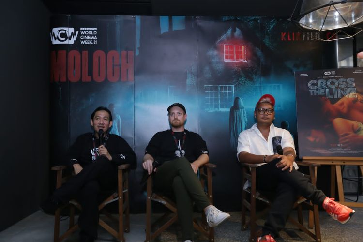 Sutradara asal Belanda Nico Van Den Brink (tengah) dan sutradara Robby Ertanto (kanan) di acara screening film Cross The Line dan Moloch di kawasan Duren Tiga Jakarta Selatan, Kamis (27/10/2022).