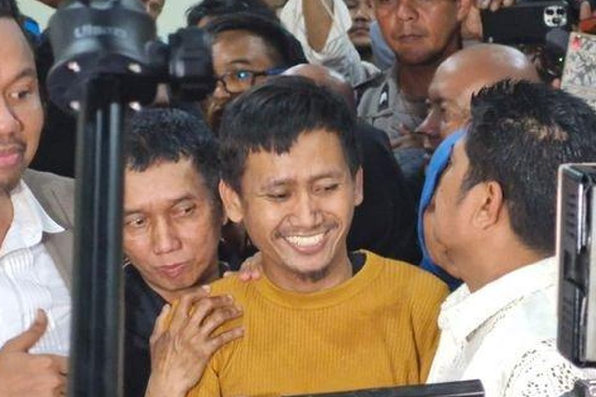 Pegi Setiawan saat akan meninggalkan Mapolda Jawa Barat, Senin (8/7/2024) malam. Pegi dibebaskan setelah menang dalam gugatan praperadilan status tersangka kasus Vina Cirebon. 