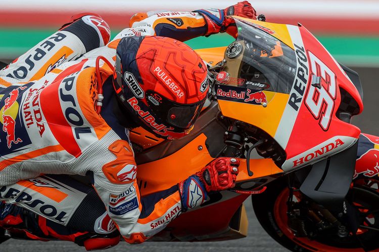 Pebalap Repsol Honda Team, Marc Marquez memacu sepeda motornya saat sesi latihan bebas 3 MotoGP seri Pertamina Grand Prix of Indonesia 2022 di Pertamina Mandalika International Street Circuit, Lombok Tengah, NTB, Sabtu (19/3/2022). Marquez keluar sebagai pebalap tercepat pada FP3 dengan catatan waktu 1 menit 34,067 detik.