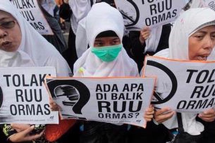 Massa Hizbut Tahrir Indonesia (HTI) Jawa Barat membentangkan poster menolak Rancangan Undang-Undang (RUU) tentang Organisasi Masyarakat (Ormas) dalam unjuk rasa damai di depan Gedung Sate, Jalan Diponegoro, Kota Bandung, Kamis (11/4/2013). Menurut mereka RUU Ormas ini berpotensi sangat besar membungkam sikap kritis masyarakat terhadap pemerintah dengan berbagai dalih. TRIBUN JABAR/GANI KURNIAWAN