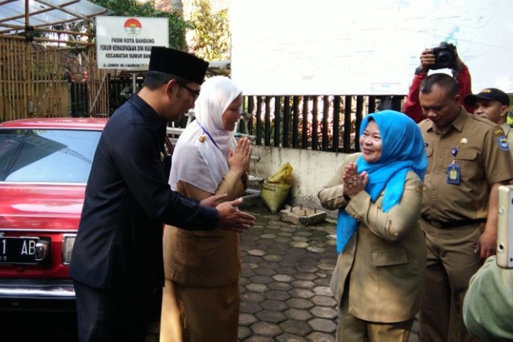 Wali Kota Bandung Ridwan Kamil saat bersalaman dengan pegawai Kecamatan Sumur Bandung usai melakukan inspeksi mendadak, Senin (3/7/2017)