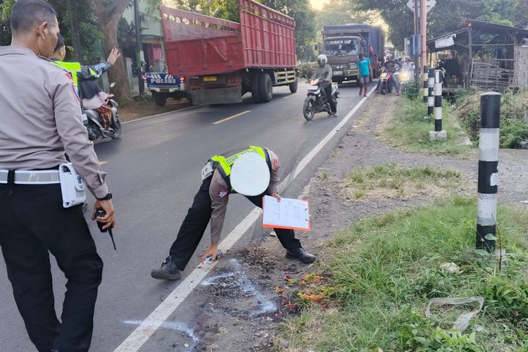 Pengendara Motor Nyalip di Blind Spot, 2 Orang Tewas Terlindas Truk di Banyuwangi