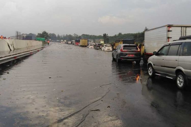 Genangan air terlihat di Tol Padaleunyi KM 130