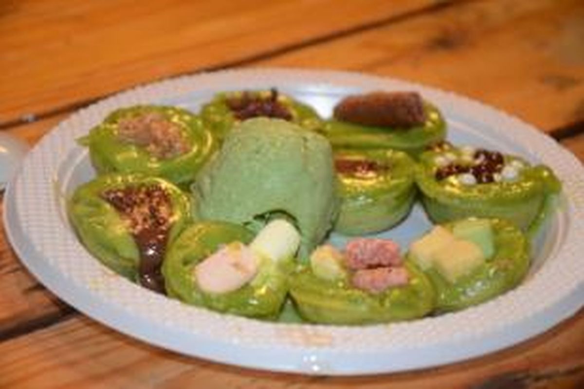 Kue Cubit Greentea Mix, perpaduan antara kue cubit dengan eskrim, dan dihidangkan dengan berbagai toping pilihan.