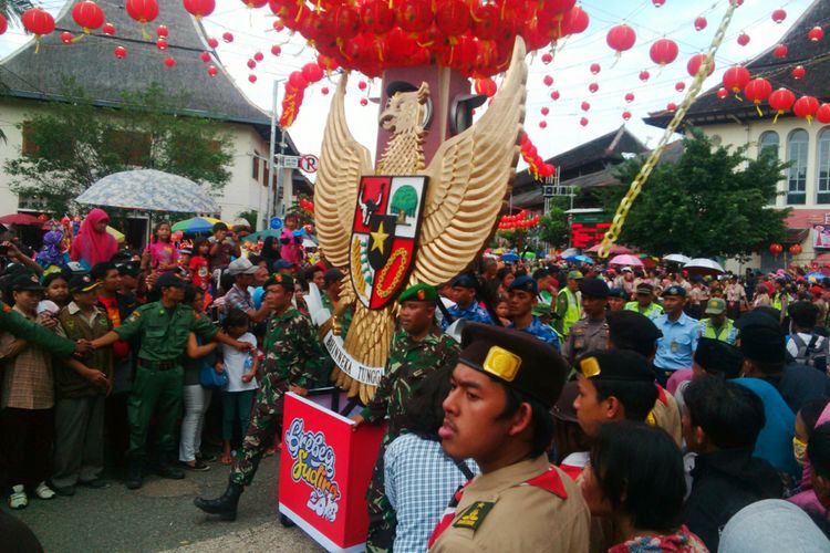 Lambang burung garuda diarak peserta dalam kirab budaya Grebeg Sudiro di Solo, Jawa Tengah, Minggu (11/2/2018).