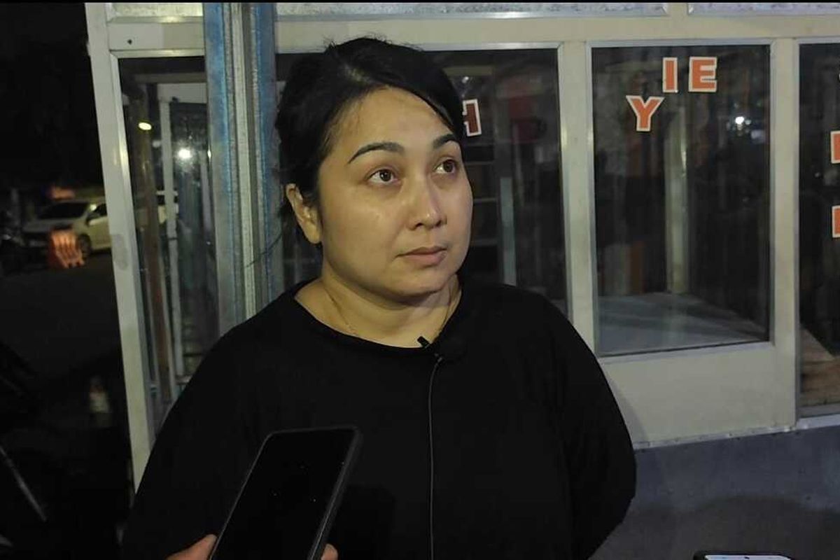 Sharmila Kuasa Hukum korban foto yang diedit menjadi asusila memberikan keterangan saat ditemui Kompas.com di depan Mapolres Cirebon Kota pada Senin (25/8/2025) malam.