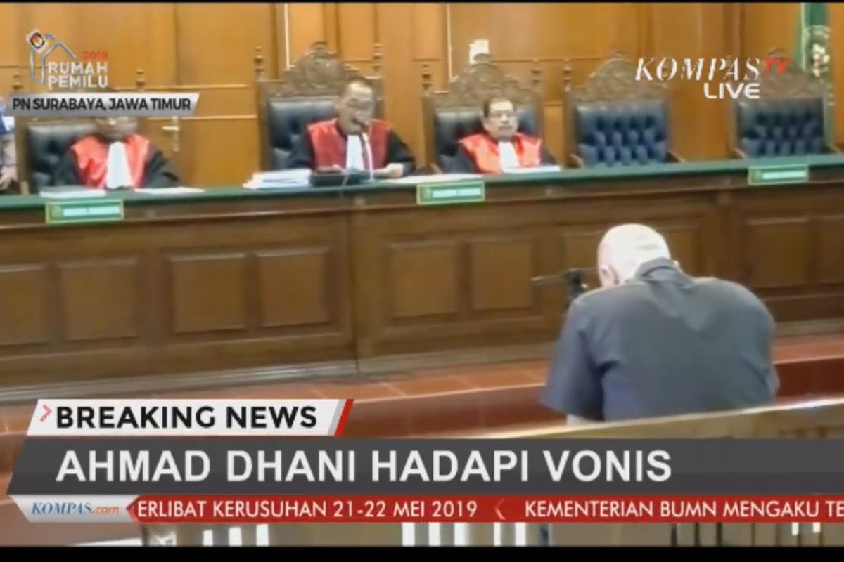 Sidang putusan kasus dugaan pencemaran nama baik dengan terdakwa Ahmad Dhani di PN Surabaya, Jawa Timur, Selasa (11/6/2019).