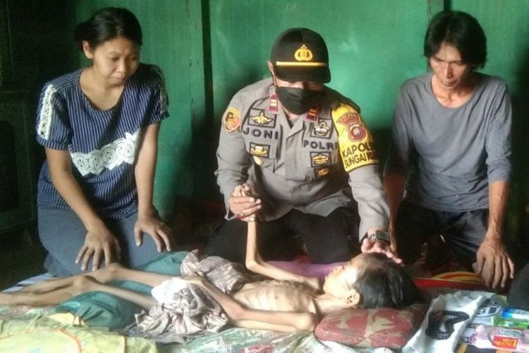 Kapolsek Sungai Kunyit, Kabupaten Mempawah, Kalimantan Barat (Kalbar) Iptu Joni menyisihkan sejumlah gajinya untuk membantu biaya pengobatan Muhammad Fathir, seorang anak yang menderita penyakit tukak lambung. Bantuan yang diberikan Joni tersebut, murni dari hasil gaji bulanan yang disisihkan dan diserahkan saat membesuk Fathir di Kampung Teluk, Desa Sungai Duri, Kecamatan Sungai Raya, Kabupaten Bengkayang, Kalbar.