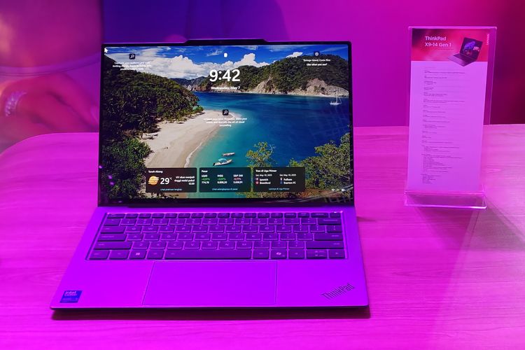 Lenovo ThinkPad X9 14 inci dalam peluncuran ThinkPad Aura Edition di Thamrin Nine Ballroom, Jakarta Pusat, Rabu (7/5/2025).