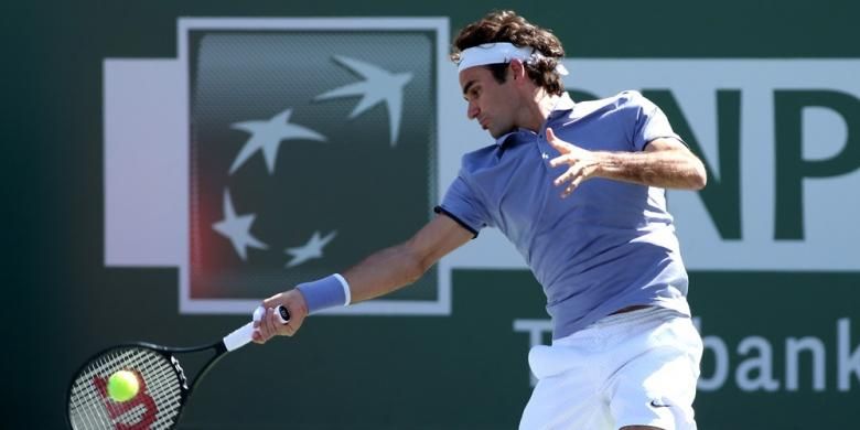 Petenis Swiss Roger Federer memukul bola ke arah Novak Djokovic dari Serbia pada laga final BNP Paribas Open di Indian Wells, Minggu (16/3/2014).