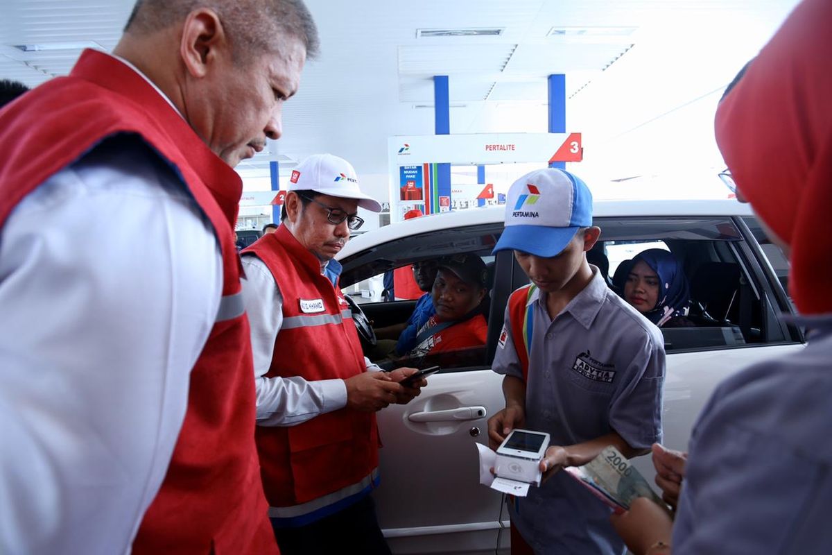 Salah satu pemudik libur Natal dan Tahun Baru yang menggunakan transaksi pembayaran menggunakan aplikasi digital di KM 429, Ungaran, Jawa Tengah, Rabu (25/12/2019).