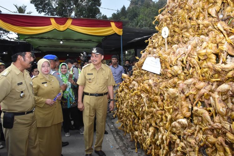 Dok Istimewa: Bupati dan wakil bupati Purworejo menghadiri  Merti Desa Gunung Condong sebelum pandemi yang menyuguhkan kurang lebih 7.500 ingkung ayam kepada para peserta yang hadir