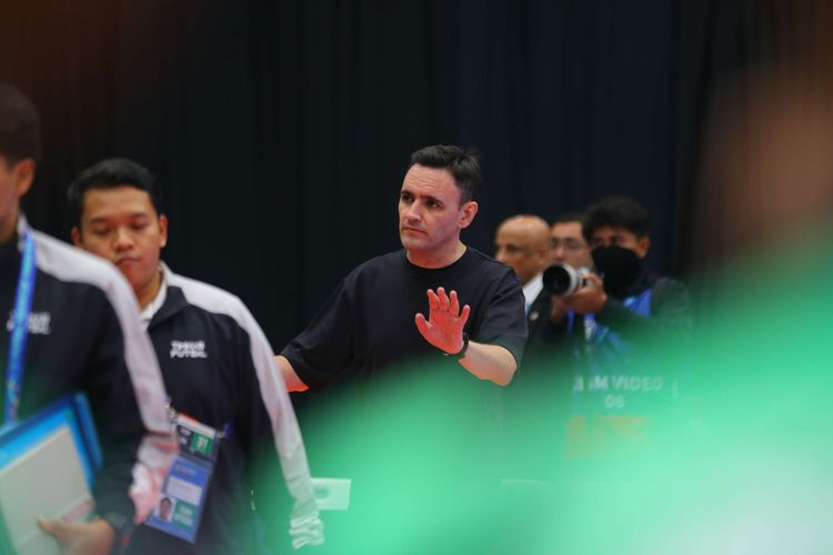 Pelatih Timnas futsal Indonesia Hector Souto menyapa penonton di tribun dalam ajang AFC Futsal ASIAN CUP 2026 di Indonesia Arena, Jakarta Pusat, Sabtu (31/1/2026).
