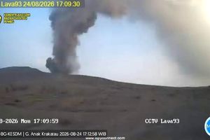 Gunung Anak Krakatau 11 Kali Erupsi dalam Sehari, Semburan Abu Mencapai 400 Meter