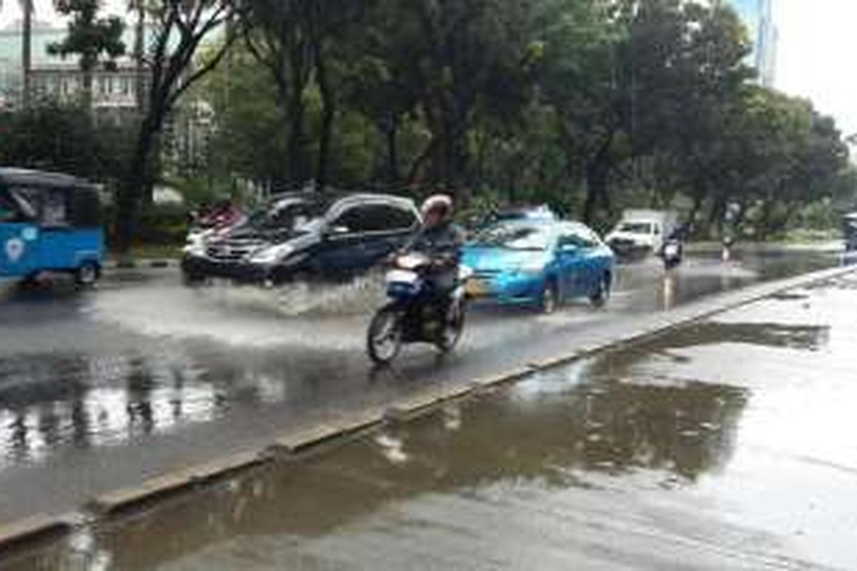 Genangan di depan IRTI, Jalan Medan Merdeka Selatan, Jakarta Pusat, Rabu (2/3/2016). Genangan muncul setelah hujan deras mengguyur wilayah tersebut selama kurang dari satu jam.