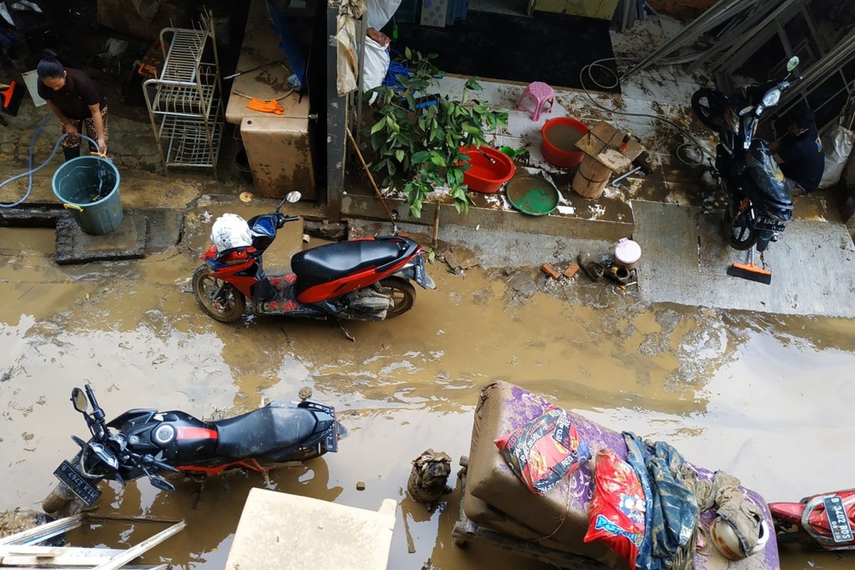 Lumpur di gang perumahan warga Pondok Gede Permai, Jatiasih, Kota Bekasi selepas banjir menenggelamkan perumahan itu sedalam 6 meter pada Rabu (1/1/2020).