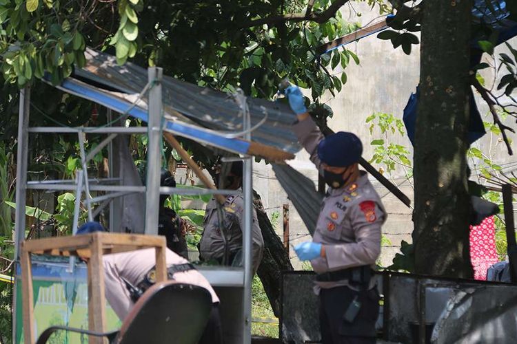 Tim Penjinak Bom Brimob Polda Aceh memeriksa tempat kejadian perkara usai ledakan yang diduga granat di rumah warga, Desa Peunyerat, Kecamatan Bandar Raya, Banda Aceh, Aceh, Senin (1/3/2021). Pihak kepolisin setempat menyatakan aksi teror yang diduga menggunakan granat tersebut merusak kios, kaca dan dinding rumah serta melukai seorang warga.