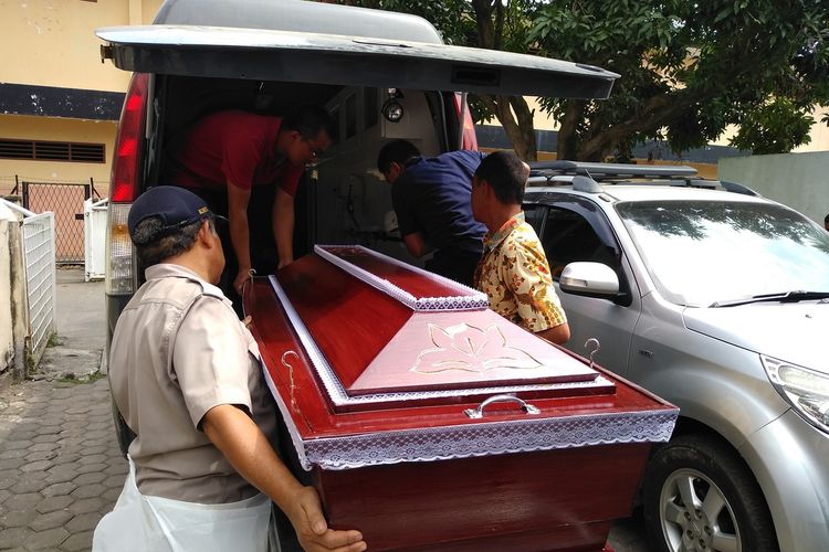 Jenazah SM dibawa dari kamar jenazah RS Bhayangkara Medan pada Kamis (6/2/2020) menggunakan ambulans polisi menuju rumah duka di Desa Huta Gambir, Kecamatan Sidikalang, Dairi.