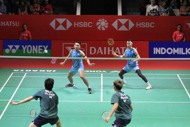 Aksi ganda putra Indonesia, Fajar Alfian/Muhammad Rian Ardianto, pada laga babak kedua Indonesian Masters 2024 kontra wakil Malaysia Man Wei Chong/Tee Kai Wun di Istora Senayan, Jakarta, pada Kamis (25/1/2024).