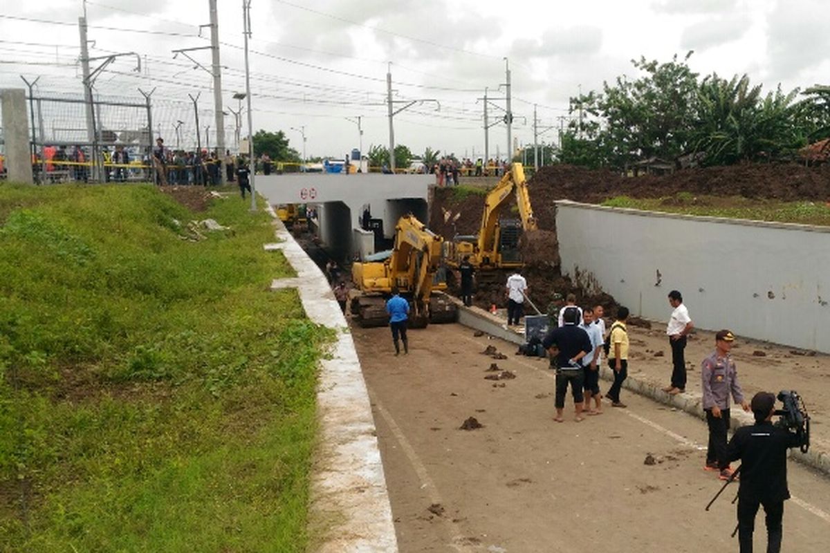 Polisi lakukan olah TKP dan pembersihan jalan Perimeter Selatan, Bandara Soekarno-Hatta, Selasa (6/2/2018).